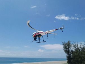海洋委員會海洋保育署與海巡署以無人機空拍岸際監控浮石動態。(圖/海委會提供) ▲海洋委員會海洋保育署與海巡署以無人機空拍岸際監控浮石動態。(圖/海委會提供)