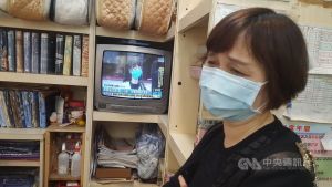 民進黨立委高嘉瑜遭男友施暴,1日現身立法院還原事發經過,父母緊盯新聞直播和後續報導關心女兒傷勢,高母(圖)見女兒傷勢如此嚴重,忍不住拿起衛生紙拭淚。中央社記者王朝鈺攝 110年12月1日 ▲民進黨立委高嘉瑜遭男友施暴,1日現身立法院還原事發經過,父母緊盯新聞直播和後續報導關心女兒傷勢,高母(圖)見女兒傷勢如此嚴重,忍不住拿起衛生紙拭淚。中央社記者王朝鈺攝 110年12月1日