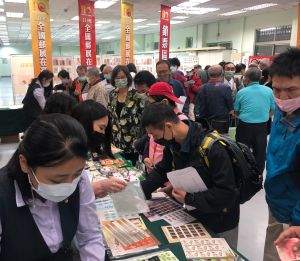 ▲中華民國110年全國郵展活動,現場擠滿參觀人潮。(圖/記者黃守作攝,2021.12.01) ▲中華民國110年全國郵展活動,現場擠滿參觀人潮。(圖/記者黃守作攝,2021.12.01)