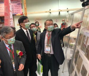▲中華郵政公司董事長吳宏謀(左2)參觀全國郵展。(圖/記者黃守作攝,2021.12.01) ▲中華郵政公司董事長吳宏謀(左2)參觀全國郵展。(圖/記者黃守作攝,2021.12.01)