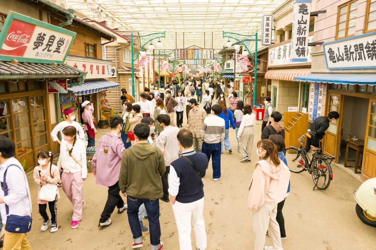 ▲充滿懷舊回憶的街景，以1960年日本為主題的遊樂設施。（圖／我傳媒）