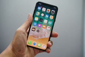 過來人勸iphone用戶平常就要清除快取,當作是手機的日常保養。(圖/取自unsplash) ▲許多人都把手機放在枕邊入睡,不過也有人擔心手機發出的電磁波會讓身體出狀況。(圖/取自unsplash)