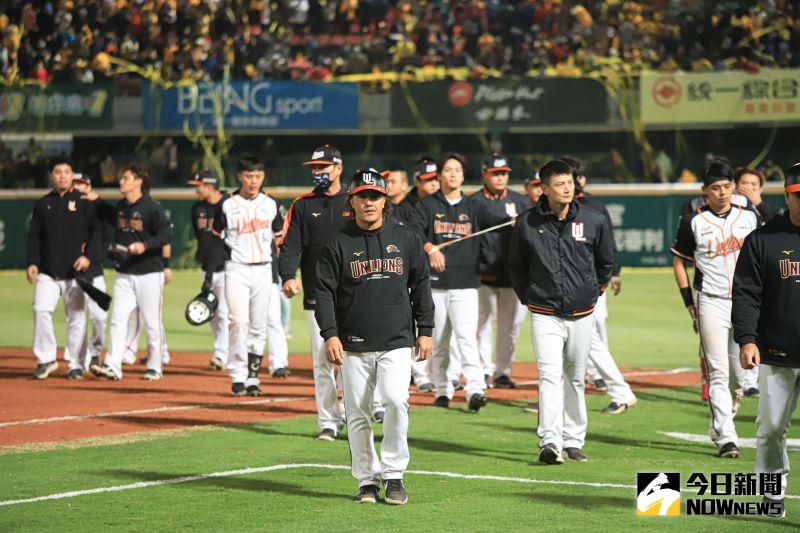 ▲中信兄弟在台灣大賽系列賽以直落四場擊敗統一獅奪下暌違11年的總冠軍,落敗的一方統一獅球員賽後難掩落寞。(圖/記者葉政勳攝 , 2021.12.01)
