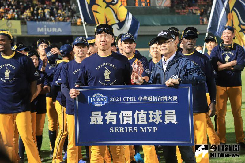 ▲中信兄弟奪下中職32年總冠軍，詹子賢獲頒系列賽最有價值球員。（圖／記者葉政勳攝 , 2021.12.01）