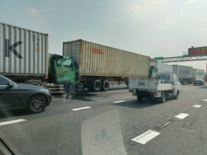 國1鼎金段重大事故！交通打結塞爆　至少7台聯結車追撞
