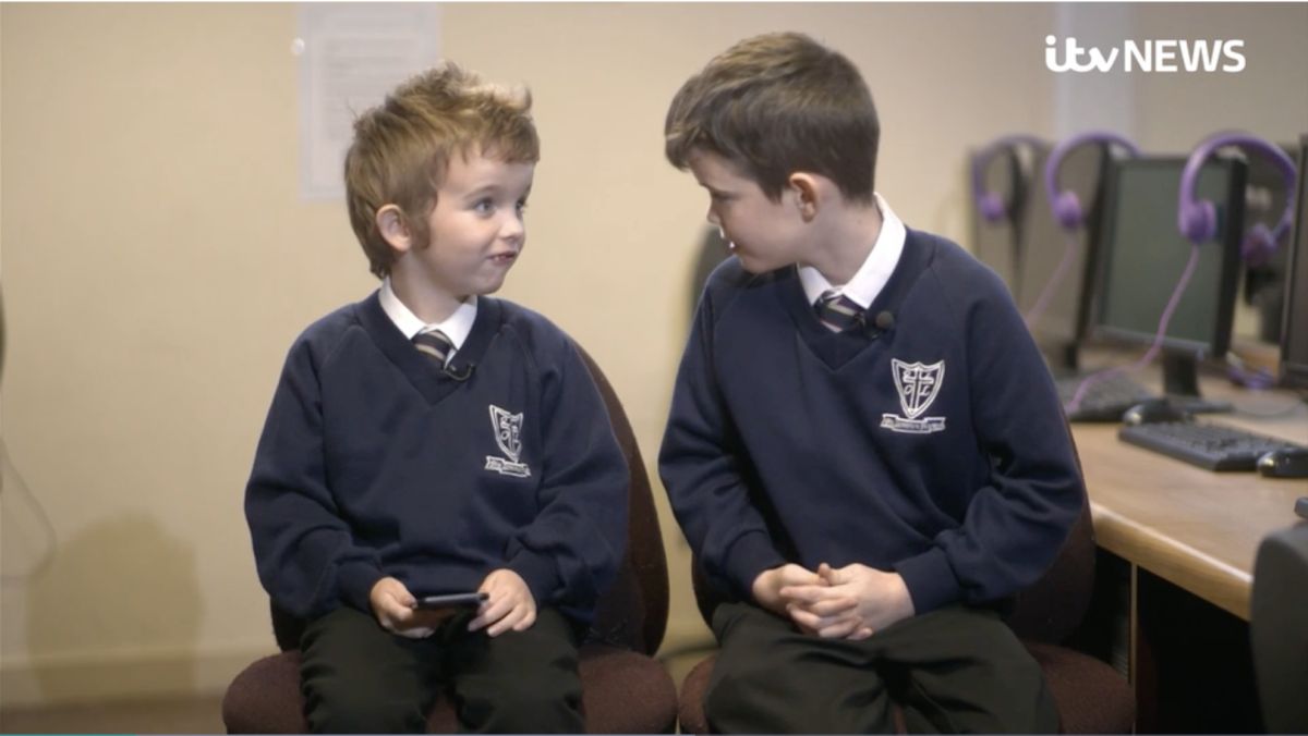 ▲英國一名9歲男童為了罹患自閉症的弟弟。（圖／翻攝自《ITV News》）