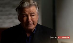 亞歷鮑德溫 ▲亞歷鮑德溫說從未對著別人開槍過。(圖/翻攝ABC NEWS 推特)