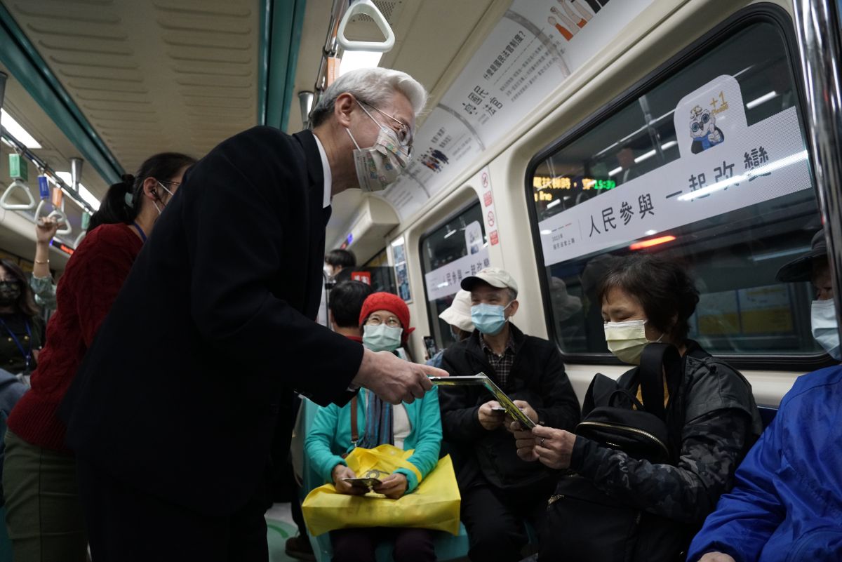 ▲司法院秘書長林輝煌2日至台北捷運宣傳國民法官主題列車。（圖／司法院提供）