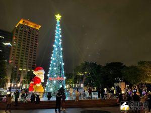 ▲市民廣場的「竹筍」搖身一變為全台最高耶誕樹「邁向幸福之樹」，吸引民眾爭相搶拍，留下美麗的畫面。（圖／記者陳志仁攝）