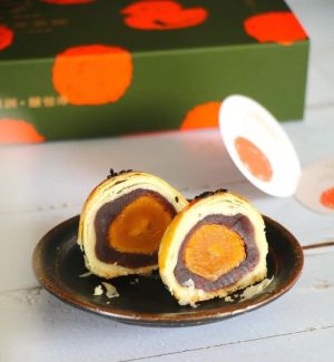▲鹹蛋黃以紅土醃製22天以上,並選用丹麥Lurpak奶油等,食材成本高,價格自然不便宜。(圖/取自《陳耀訓·麵包埠》) ▲鹹蛋黃以紅土醃製22天以上,並選用丹麥Lurpak奶油等,食材成本高,價格自然不便宜。(圖/取自《陳耀訓·麵包埠》)