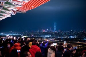 ▲《穿越時空‧跨年派對》在倒數時刻也能前往觀景台欣賞絢麗煙火。(圖/業者提供) ▲《穿越時空‧跨年派對》在倒數時刻也能前往觀景台欣賞絢麗煙火。(圖/業者提供)