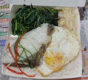 彰化網友在自助餐店夾了2菜1魚加上荷包蛋,結帳金額共115元。(圖/取自《彰化人大小事》) ▲彰化網友在自助餐店夾了2菜1魚加上荷包蛋,結帳金額共115元。(圖/取自《彰化人大小事》)