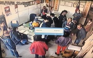 中檢徹查百人餐會 顏陣營:押人取供根本欺人太盛 ▲顏寬恒指檢方出動大隊人馬到他的支持者家裡,企圖造成寒蟬效應。(圖/顏寬恒辦公室提供,2021.12.02)