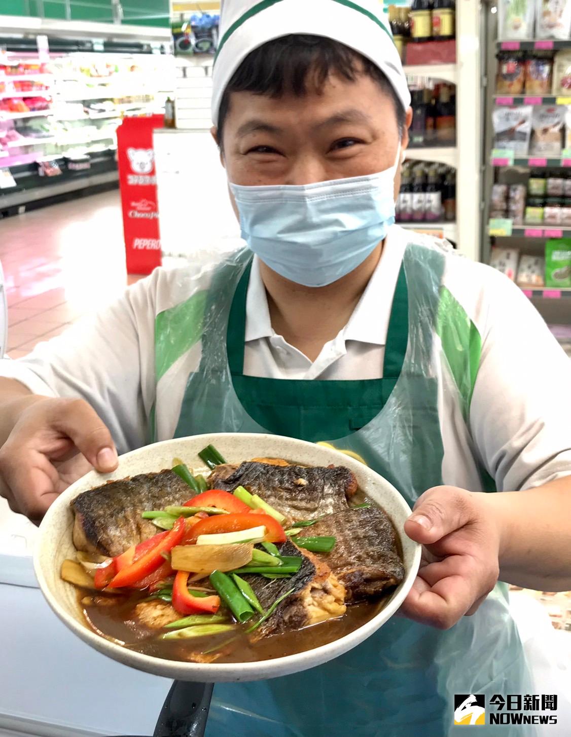 ▲烏魚季節到來，楓康超市熟食區也買得到香噴噴的紅燒烏魚。（圖／記者金武鳳攝，2021.12.2)