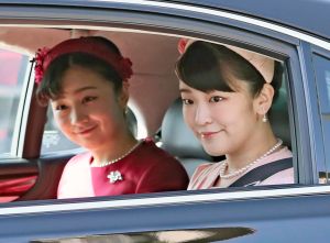 佳子公主真子公主 日本皇室 ▲能見到皇室成員的機會少之又少,不少「皇室追星族」會苦守皇居或御所,等待皇族現身。圖為佳子公主(左)以及真子公主(右)。(圖/美聯社/達志影像)