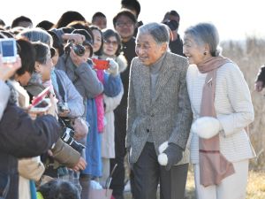 ▲即使皇室成員正在休養，「皇室追星族」仍會追到休養地。圖為明仁上皇（中）與美智子上皇后（右）2019年1月前往葉山休養時，與「皇室追星族」打招呼，明仁上皇前方身穿卡其色羽絨外套的女子正是白滝富美子。（圖／美聯社／達志影像）