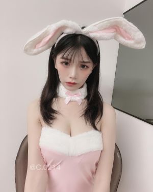 青青 ▲青青拍攝照片、影片都很講究服裝、造型。(圖/翻攝青青FB)