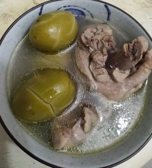 ▲網友使用橄欖去煮雞湯，發現味道意外好喝。（圖／翻攝自臉書社團「家常菜」）