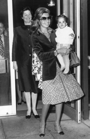 ▲1975年，還是嬰兒的哈雅與她的母親阿麗亞王后。（圖／美聯社／達志影像）