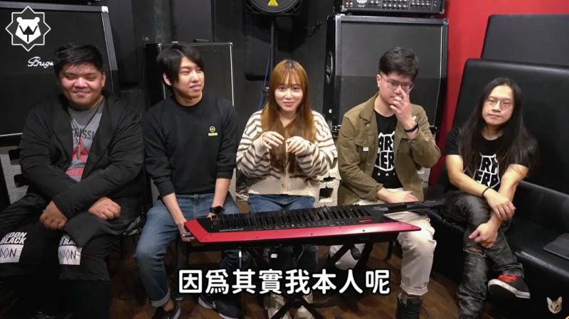▲走路痛(左二)大讚篠崎泫(中)在螢光幕前非常穩定。(圖/走路痛YouTube)