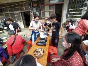新住民親子DIY道地煙燻臘肉!堅持用臺灣豬