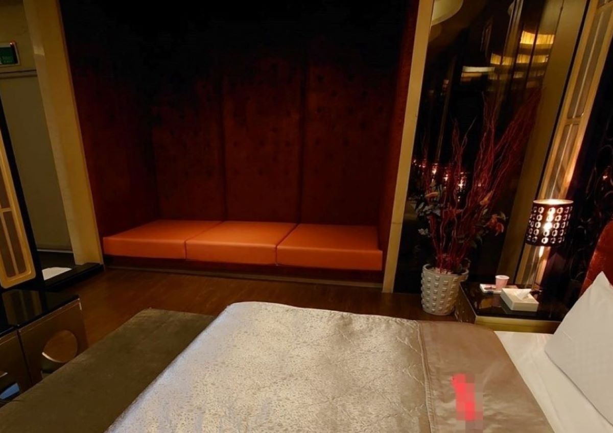 ▲一名網友近日到某間摩鐵休息住宿時，意外發現房內附有一張紅色小床，讓他好奇詢問「這用途到底是啥？」（圖／翻攝爆廢公社臉書）