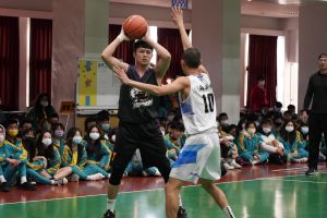 ▲桃園雲豹盧捷閔與永平工商球員在場上對決。(圖/桃園雲豹提供) ▲桃園雲豹盧捷閔與永平工商球員在場上對決。(圖/桃園雲豹提供)