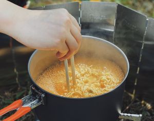 原PO嘗試完印尼泡麵後,認為一點都不美味,老饕則出面分享,應該要用煮的或是炒的才好吃。(示意圖/取自unsplash) ▲原PO嘗試完印尼泡麵後,認為一點都不美味,老饕則出面分享,應該要用煮的或是炒的才好吃。(示意圖/取自unsplash)