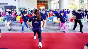 ▲高醫大運動醫學系師生示範「一坪運動」,教導民眾在後疫情時代的小空間健身技巧。(圖/高醫大提供) ▲高醫大運動醫學系師生示範「一坪運動」,教導民眾在後疫情時代的小空間健身技巧。(圖/高醫大提供)
