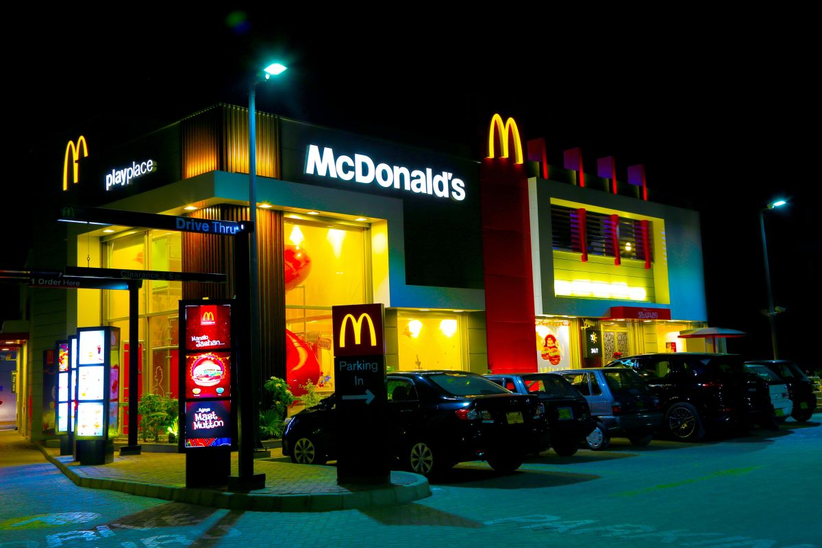 ▲麥當勞的得來速服務能讓駕駛快速點餐、取得餐點。（示意圖／取自unsplash）