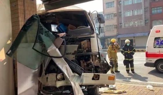 ▲高雄橋頭一輛小貨車，疑煞車失靈，撞進民宅騎樓。（圖／翻攝畫面）