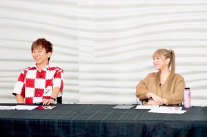 ▲Avex社長松浦勝人（左）驚喜現身濱崎步主持的選秀結果發表直播。（17／LIVE提供）