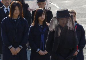 日本皇室 ▲承子女王(左)參加父親憲仁親王的喪禮,當時因以茶色頭髮出席,而引發軒然大波。(圖/美聯社/達志影像)