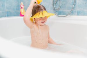 ▲幼兒洗澡不喜歡眼睛碰到水，但他們更不喜歡戴上洗頭帽。（示意圖／取自Shutterstock）