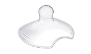 ▲親餵時寶寶咬乳頭非常疼痛,業者發明乳頭保護器,有媽媽抱怨很容易掉落,重點是嬰兒不埋單。(圖/取自momo購物網) ▲親餵時寶寶咬乳頭非常疼痛,業者發明乳頭保護器,有媽媽抱怨很容易掉落,重點是嬰兒不埋單。(圖/取自momo購物網)