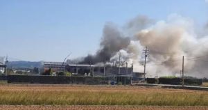 彰化工廠火警！現場濃煙竄天還有爆炸聲　消防人員搶救中
