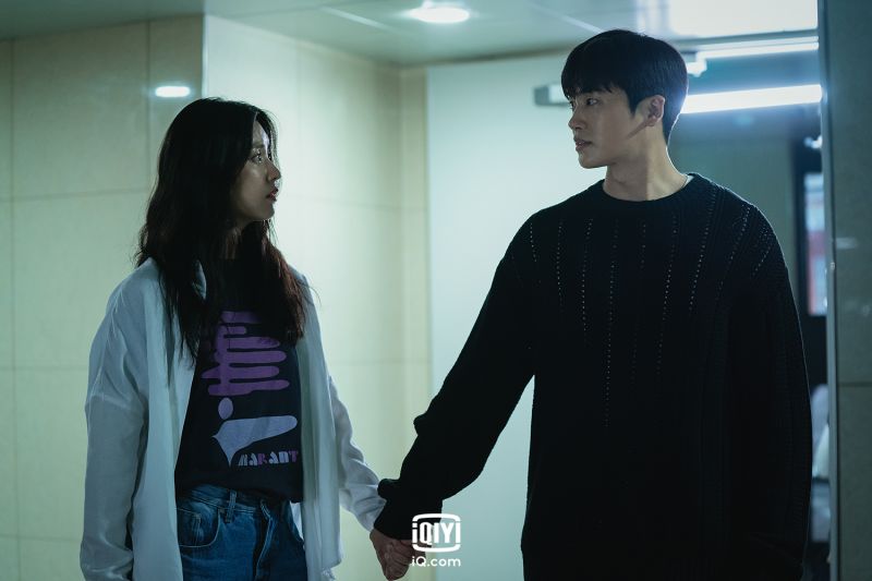 ▲朴炯植(右)、韓孝周劇中是新婚夫妻。(圖/愛奇藝國際站)