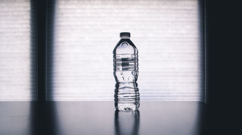 ▲市售瓶裝水並非純水，為了維持品質，多少會添加微量礦物質等，因此會有保存期限存在。（示意圖／取自unsplash）