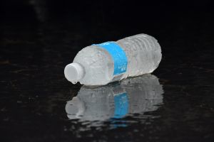 市售瓶裝水竟然「會過期」？關鍵原因曝光　專家揭製造內幕
