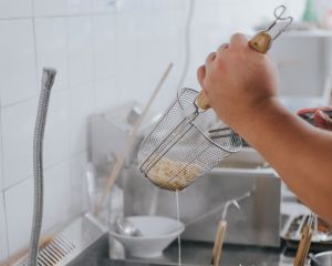 主婦表示將烏龍麵煮熟後,放入冷水過一下,可以讓麵條更加有口感。(示意圖/取自unsplash) ▲主婦表示將烏龍麵煮熟後,放入冷水過一下,可以讓麵條更加有口感。(示意圖/取自unsplash)