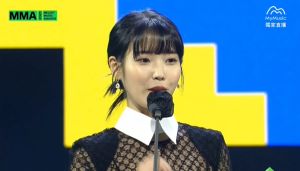 ▲IU領大獎再換一套服裝。(圖/MyMusic) ▲IU領大獎再換一套服裝。(圖/MyMusic)