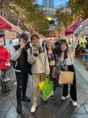 蔡明仁 ▲蔡明仁逛大馬美食展,吃到家鄉美味榴槤掉淚。左起為蔡明仁、超強、王艷薇,Soya。(圖/好朋友工作室提供)