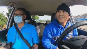 ▲有大客車駕照的王仁甫（右），被認為是老司機。（圖／中視提供）