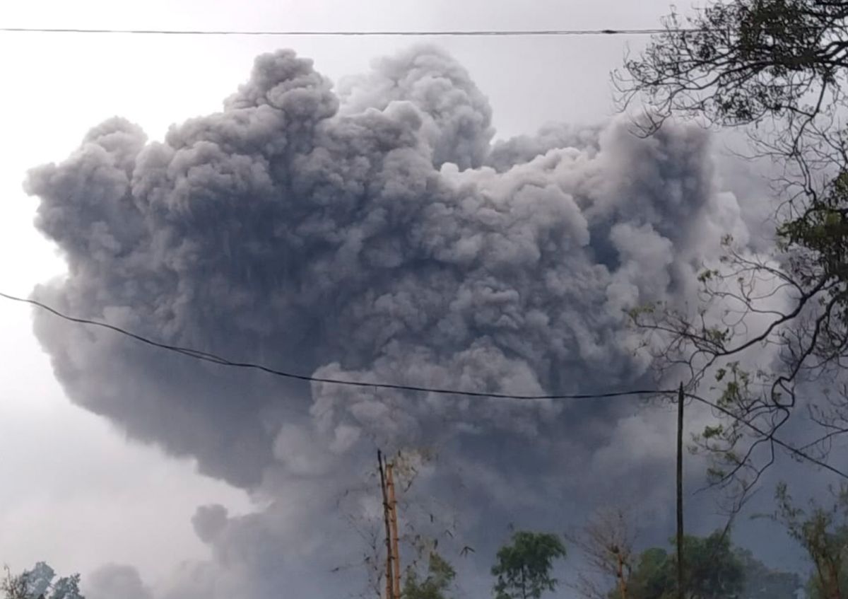 ▲印尼國家災害應變總署（BNPB）今天表示，塞梅魯（Semeru）火山噴發已有至少13人喪生、數十人受傷。（圖／美聯社／達志影像）