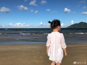 ▲汪小菲用2017年的舊照，緬懷曾和女兒海邊嬉戲的照片。(圖／翻攝汪小菲抖音)