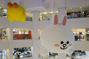 巨型熊大攻佔桃園!兔兔、莎莉飛降 雪人部長飄雪耶誕鎮 ▲從空中飛降的設計太可愛。(圖/翻攝自台茂購物中心FB)