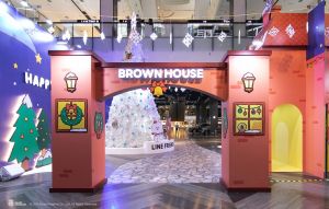巨型熊大攻佔桃園!兔兔、莎莉飛降 雪人部長飄雪耶誕鎮 ▲一起來熊大與兔兔的小鎮派對,拍照拍個夠。(圖/翻攝自台茂購物中心FB)