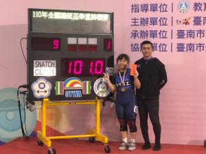 ▲臺南市國立白河商工的李恩昀則在高女64公斤級,以抓舉72公斤、挺舉101公斤、總和173公斤封后,同時挺舉也打破青少女組及青女組全國紀錄。(圖/官方提供) ▲臺南市國立白河商工的李恩昀則在高女64公斤級,以抓舉72公斤、挺舉101公斤、總和173公斤封后,同時挺舉也打破青少女組及青女組全國紀錄。(圖/官方提供)