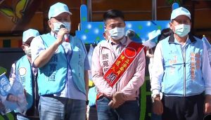 爸爸第二故鄉在這!顏清標霧峰站台挺兒「重考」 ▲大甲鎮瀾宮董事長顏清標為兒子顏寬恒站台,強調「哪裡跌倒就從哪裡爬起來。」(圖/顏寬恒辦公室提供,2021.12.04)