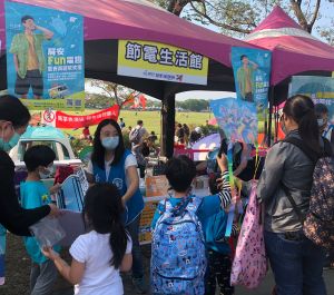 ▲台灣電力公司在高屏溪河濱公園舉辦屏安Fun電趣活動，吸引許多民眾參觀。(圖／記者黃守作攝，2021.12.05)